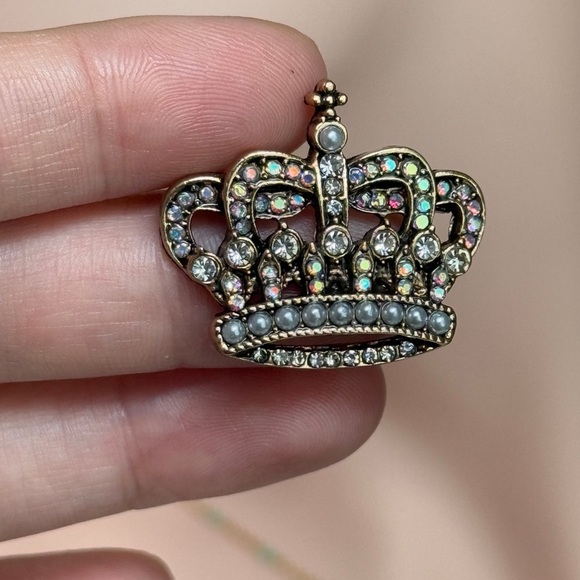 ⚜️ Silver Crown Brooch - Picture 3 of 8